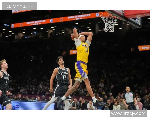 篮网与湖人上海赛激战正酣球迷热情高涨见证精彩对决