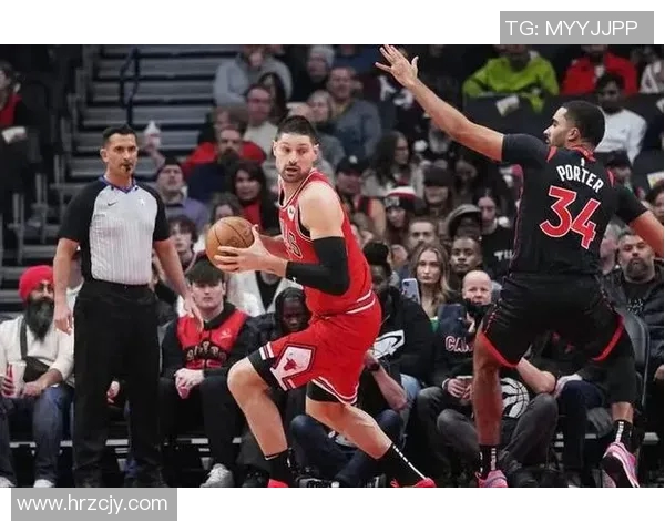 公牛与猛龙激战正酣黑白直播带你领略精彩瞬间